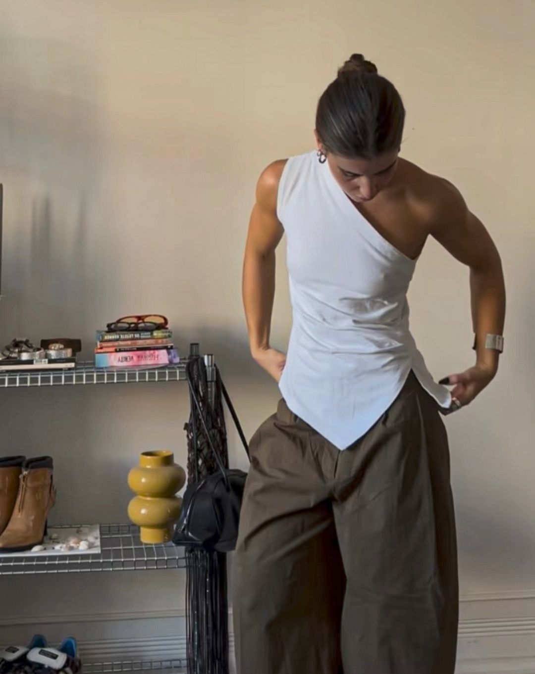 10 Bulky Body Chic Top Ideas That Pair Perfectly with Baggy Pants (You’ll Love #5!) - 3. Playful Graphic Tee 1